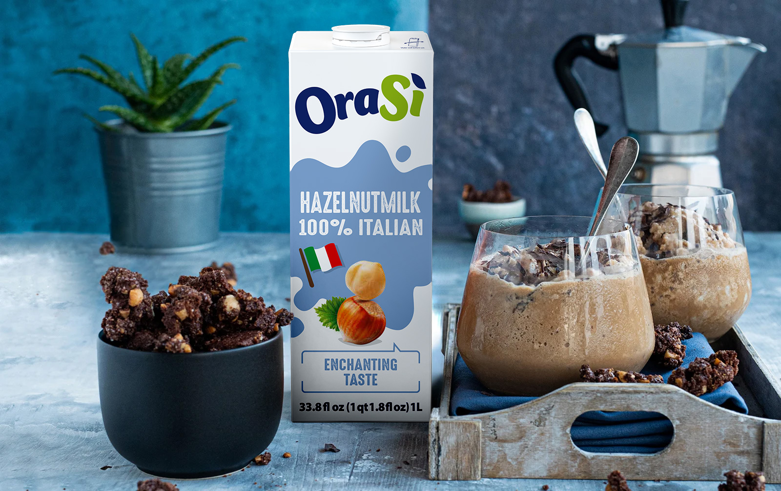 Iced latte with hazelnut drink & crumble | OraSì Plant Based
