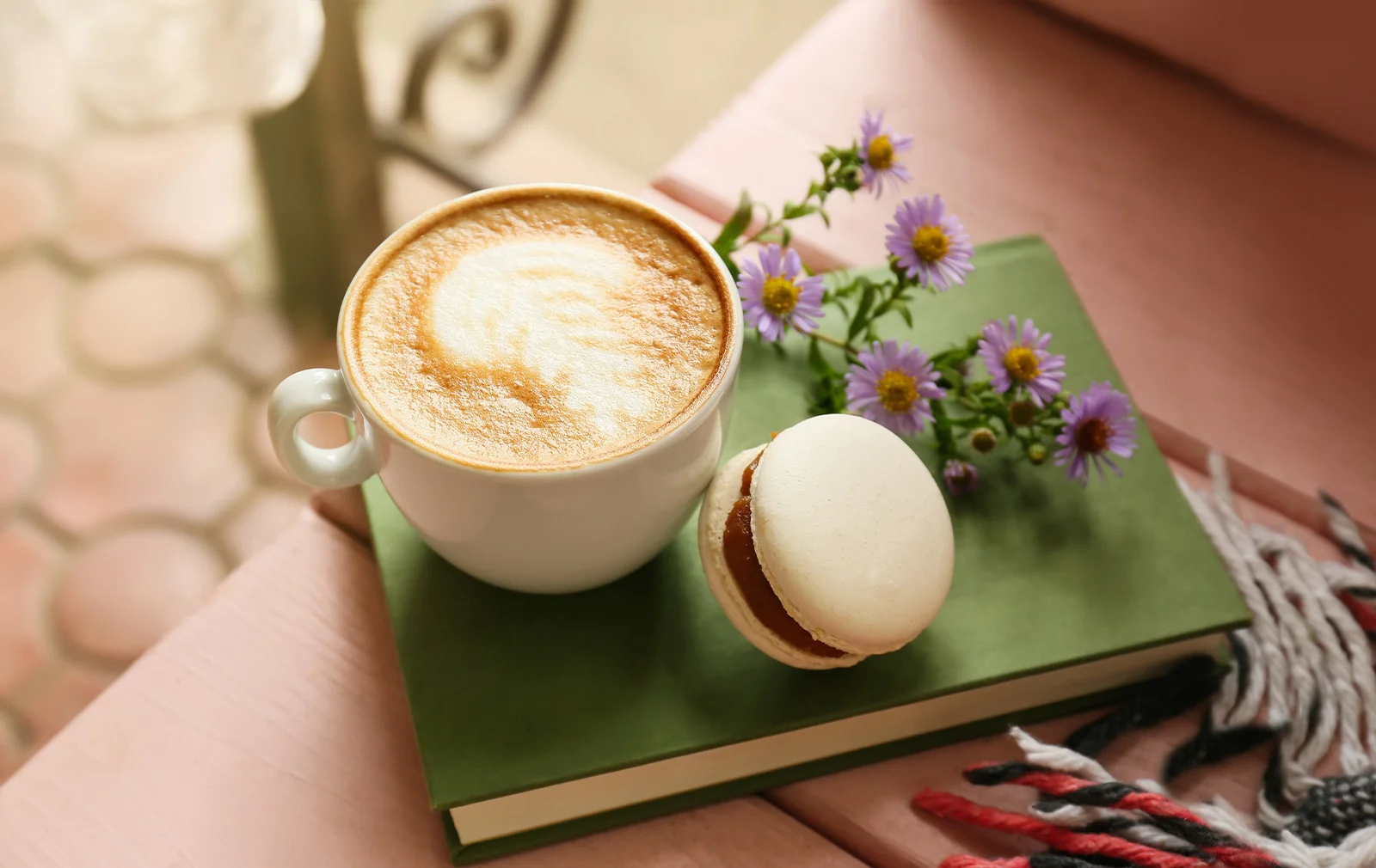 Taza de cappuccino espumoso preparado con bebida vegetal de soya OraSì, acompañado de un alfajor.