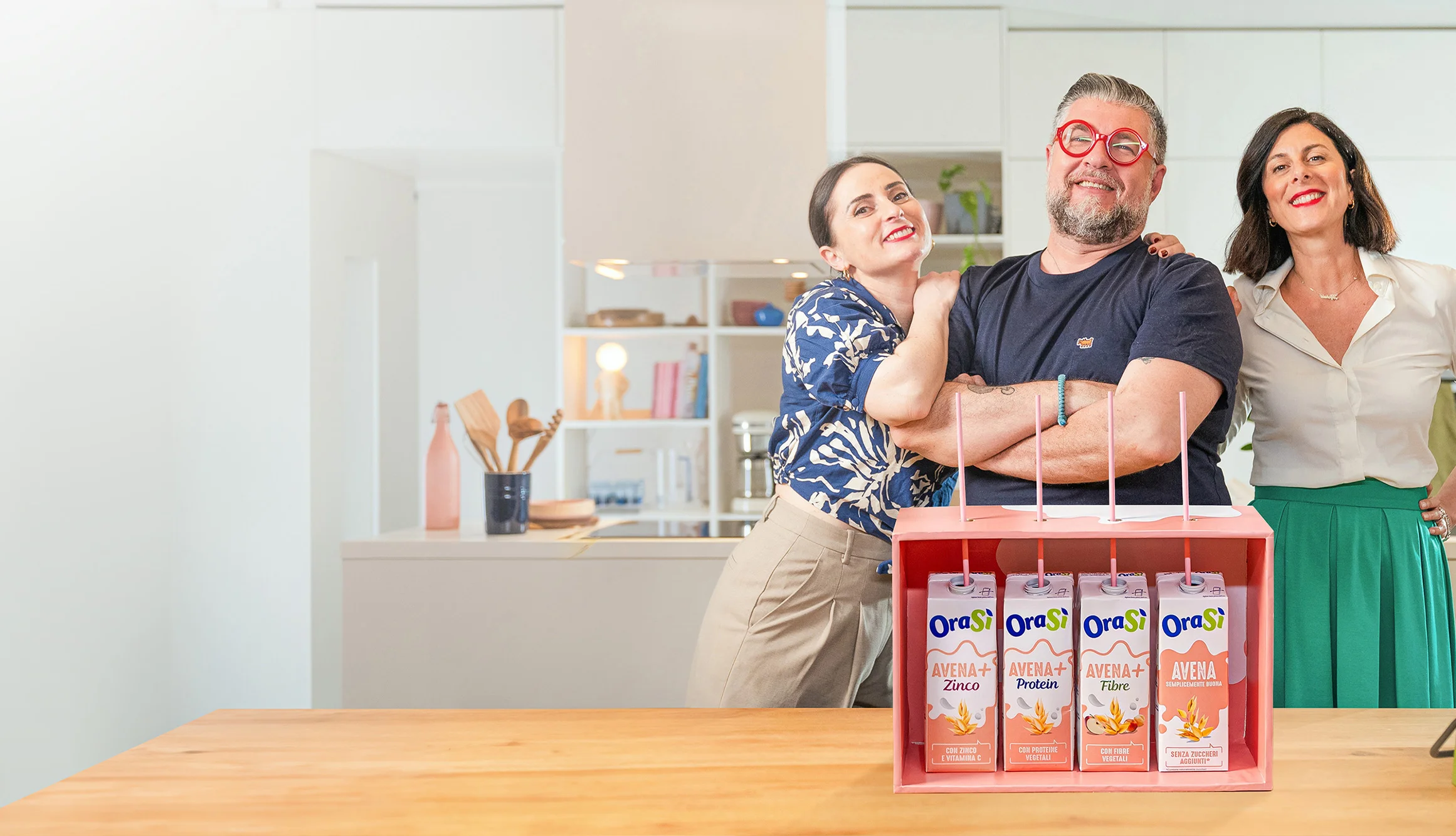 Elena Saracino, Alex “L’Orso in Cucina” e Michela Ioli sorridenti durante il blind test per assaggiare le bevande al latte di avena di OraSì Avena+.