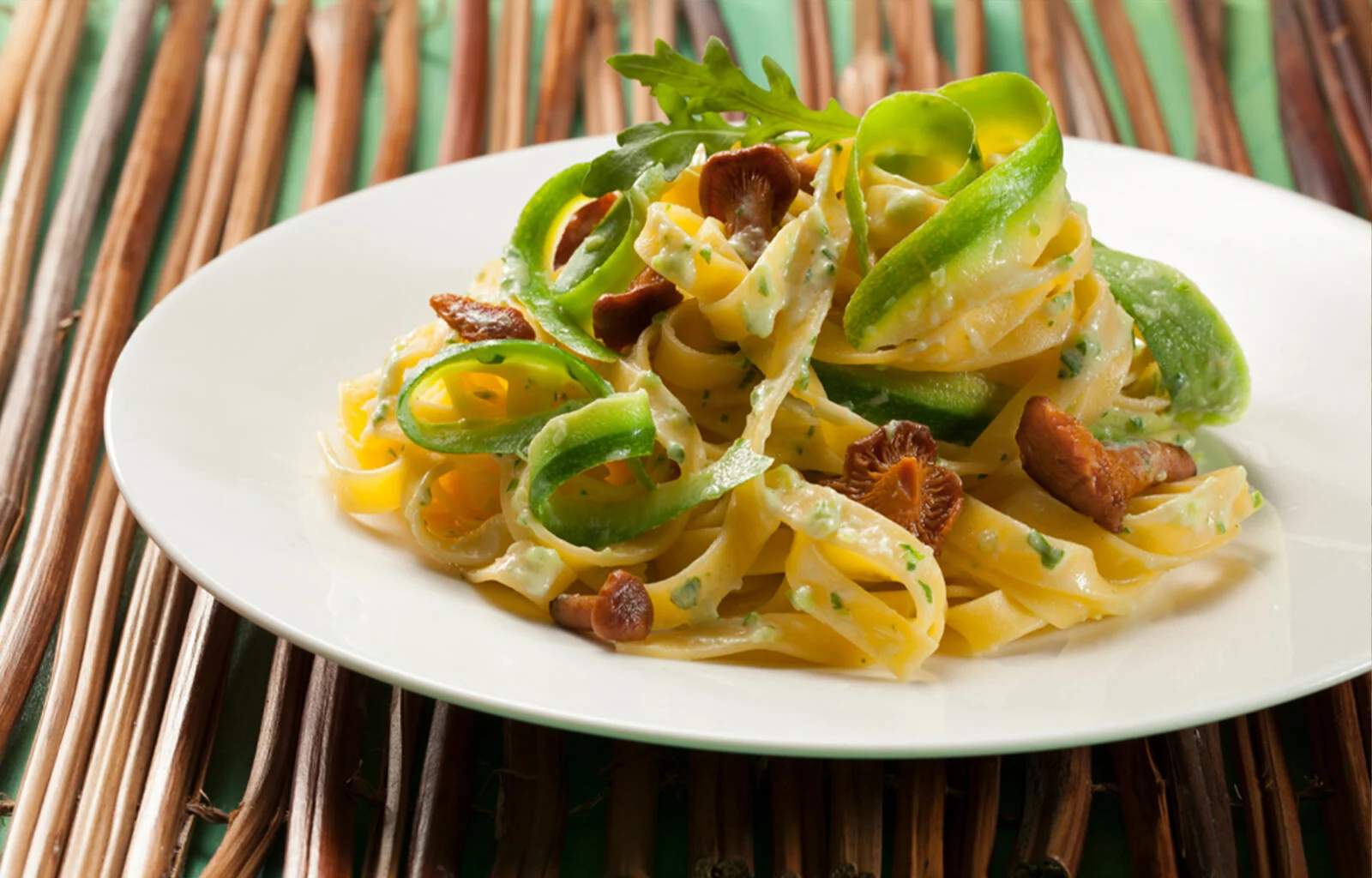 Tallarines con crema de calabacín y rebozuelos