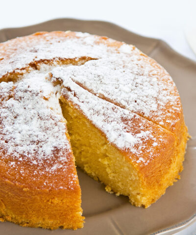 Torta morbida con zucchero a velo